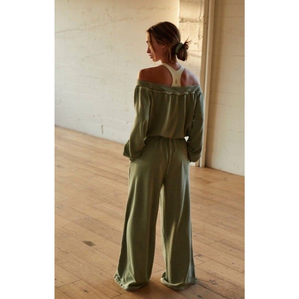 Free People FP Movement One To Beat Off Shoulder Pull On Eucalyptus Sz M NWT - Picture 4 of 4